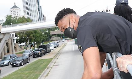 LIVE: Η παρέλαση του Γιάννη και των υπόλοιπων πρωταθλητών των Μπακς!