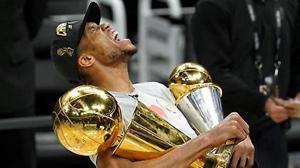 Ο Γιάννης άφησε οπαδό των Μπακς να αγγίξει το τρόπαιο κι αυτός... τρελάθηκε