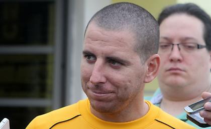 Συγκινημένος ο Κόκε κατά την αποφυλάκισή του: «Θα δω την οικογένειά μου μετά από 20 μήνες»