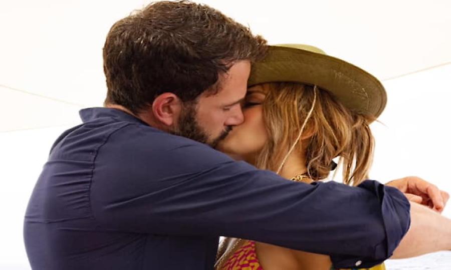 Sexy πόζες και παθιασμένο φιλί της Τζένιφερ Λόπεζ με τον Μπεν Άφλεκ! (pics)
