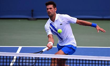 Άνετος και ωραίος στην πρεμιέρα ο Τζόκοβιτς