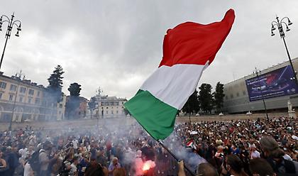 Aρνητές του κορωνοϊού διαδήλωσαν στην Ρώμη - «Στο στόχαστρο» Ντράγκι και πράσινο πάσο