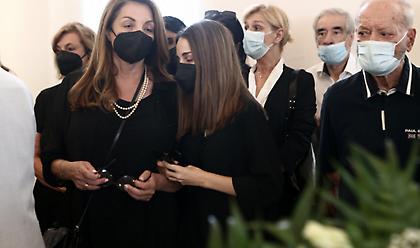 Η Άντζελα Γκερέκου απαντά για τα έξοδα της κηδείας του Τόλη Βοσκόπουλου