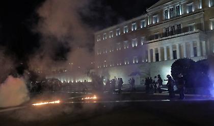 Είκοσι πέντε προσαγωγές για τα επεισόδια στο Σύνταγμα στη συγκέντρωση των αντιεμβολιαστών