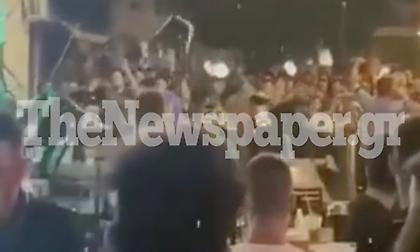 Χαμός στον Βόλο: Αδιανόητο ξύλο, «έφυγαν» καρέκλες, τραπέζια, σκαμπό, βγήκε μαχαίρι! (vid)