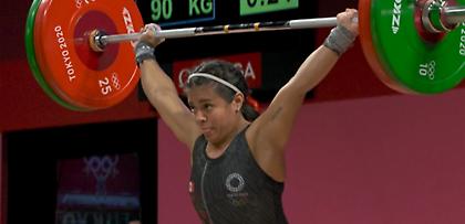 Μεξικανή αρσιβαρίστρια με τατουάζ στα ελληνικά