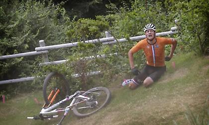 Η τρομακτική πτώση του Ολλανδού ποδηλάτη – Μεταφέρθηκε στο νοσοκομείο για εξετάσεις