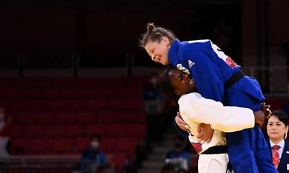 Γαλλίδα τζουντόκα σήκωσε στα χέρια την αντίπαλό της μετά τη νίκη της!