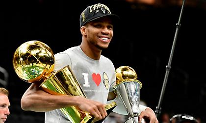 Οι Μπακς κατέβασαν από το twitter το βίντεο που τραγουδούσε ο Γιάννης «είσαι στο μυαλό»!