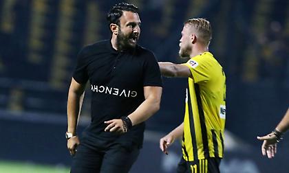 Ο Καρυπίδης εισέβαλε έξαλλος στον αγωνιστικό χώρο με τη λήξη των 90' στο Άρης-Αστάνα!