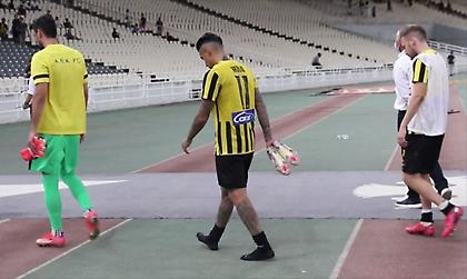 Αποχώρησαν με το κεφάλι σκυμμένο οι παίκτες της ΑΕΚ