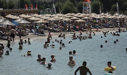 Αυτές είναι οι οργανωμένες παραλίες που ανοίγουν δωρεάν λόγω καύσωνα - Ποιές ημέρες ισχύει