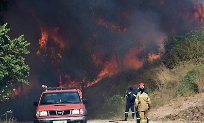 Μαίνεται η φωτιά στην Αχαΐα: Κάηκαν σπίτια, εκκενώθηκαν οικισμοί