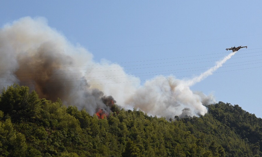 Φωτιά στην Αχαΐα: Μαίνεται ανεξέλεγκτη, κάηκαν πάνω από 20!