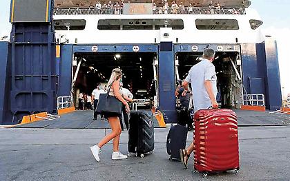 Μείωσαν ταξίδια και έκαναν λιγότερες διανυκτερεύσεις οι Ελληνες το 2020