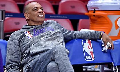 Τέλος ο Χόλινς από το επιτελείο των Λέικερς