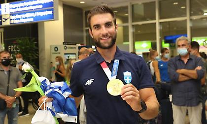 Επέστρεψε ο Ντούσκος, αποθέωση στο αεροδρόμιο