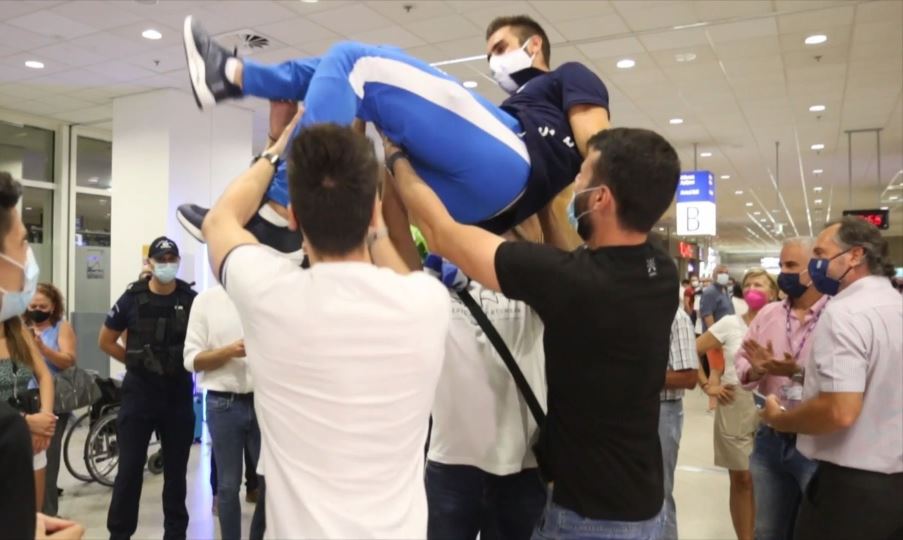 Ντούσκος: Υποδοχή στο αεροδρόμιο