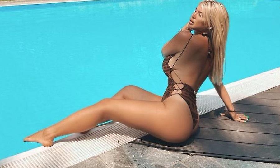 Οι σέξι πόζες της Γουάντα Νάρα στην πισίνα (pics)