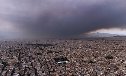 Οι καπνοί από τη φωτιά στη Βαρυμπόμπη κάλυψαν την Αττική! (pics)