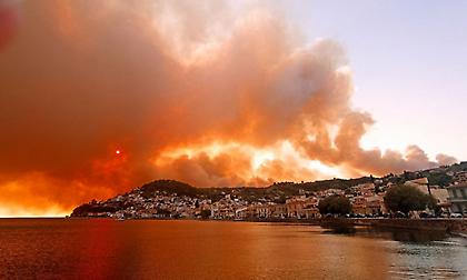 Εύβοια: Οι φλόγες σταμάτησαν στη θάλασσα