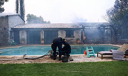 Φωτιά στη Βαρυμπόμπη: Στο νοσοκομείο έξι κάτοικοι με αναπνευστικά προβλήματα