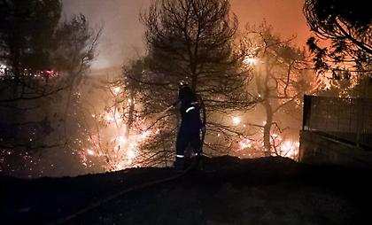 Δύο εθελοντές πυροσβέστες στη ΜΕΘ του ΚΑΤ