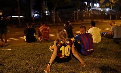 Διαμαρτυρίες και κλάματα για τον Μέσι από τους φίλους της Μπαρτσελόνα έξω από το «Καμπ Νου»
