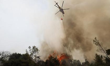Κόλαση στην Εύβοια: Oι φλόγες έφτασαν στον οικισμό Βασιλικά, καίγονται σπίτια στο Κυπαρίσσι!