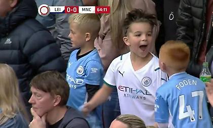 Τρομερός πιτσιρικάς μιμείται τη μαλλούρα του Γκρίλις την ώρα της αλλαγής του