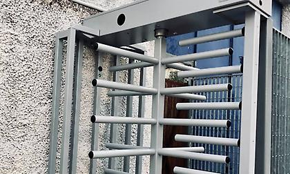 Ιωνικός: Άρχισε η τοποθέτηση των τουρνικέ στο γήπεδο της Νέαπολης