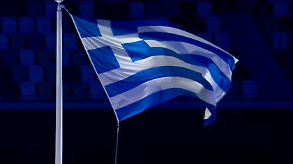 Η έπαρση της ελληνικής σημαίας στην τελετή λήξης των Αγώνων του Τόκιο