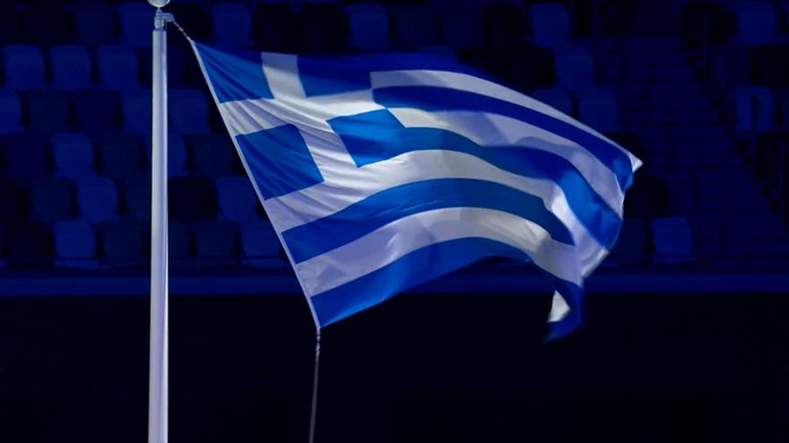 Η έπαρση της ελληνικής σημαίας στην τελετή λήξης των Αγώνων του Τόκιο