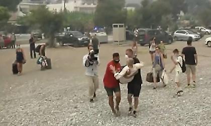 Συγκλονιστικές εικόνες στο Πευκί: Μεταφέρουν στα χέρια τους κατάκοιτους για να μπουν στο φέρι μποτ!