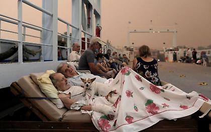 Φωτιά στην Εύβοια: Τα φέρι μποτ της μεγάλης φυγής – Συγκλονιστικές εικόνες