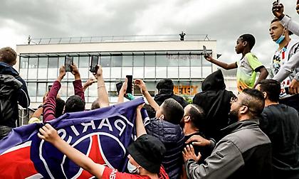 Χαμός έξω από το «Παρκ ντε Πρενς» και στο αεροδρόμιο για Μέσι, ενώ κυκλοφορεί με μαγιό στη βίλα του!