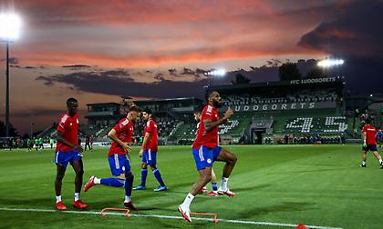 Η είσοδος στον αγωνιστικό χώρο και το ζέσταμα των παικτών του Ολυμπιακού