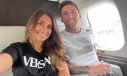 Πόσταρε photo με τον Μέσι στο αεροπλάνο για Παρίσι η Αντονέλα