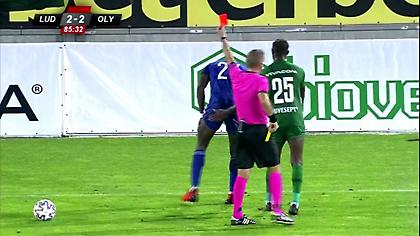 Αποβλήθηκε ο Μπα, με δέκα ο Ολυμπιακός