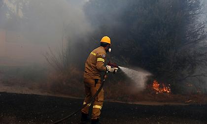 «Συναγερμός» σε Μάνδρα και Πόρτο Γερμενό για διάσπαρτες εστίες φωτιάς