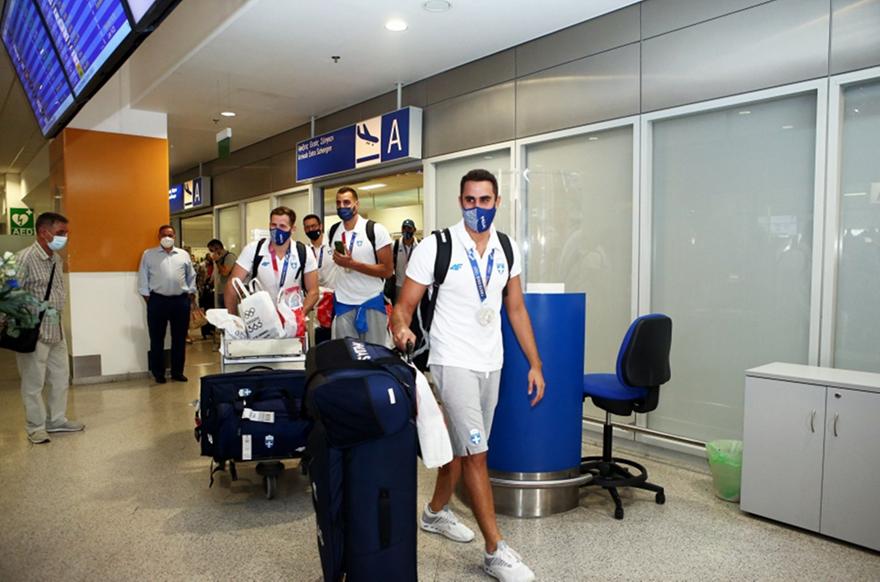 Έφτασε εν μέσω αποθέωσης στην Ελλάδα η Εθνική πόλο Ανδρών