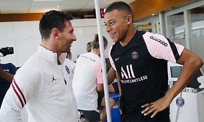 To καλοσώρισμα του Εμπαπέ στον Μέσι