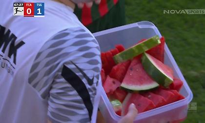 Το έριξαν στο... καρπούζι οι παίκτες της Άουγκσμπουργκ!