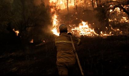 Ισχυρές επίγειες δυνάμεις της Πυροσβεστικής να επιχειρούν σε Γορτυνία και Αρχαία Ολυμπία