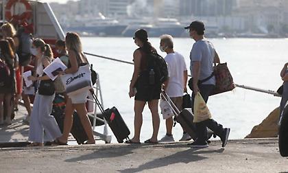Κορωνοϊός: Τι φοβούνται οι υγειονομικές αρχές για την επιστροφή των ταξιδιωτών