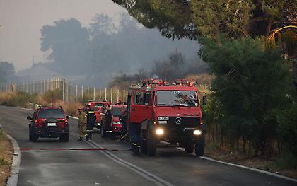Μεγάλες διαστάσεις έχει λάβει η πυρκαγιά στην Κερατέα, φωτιά και στα Βίλια – Εντολή για εκκενώσεις