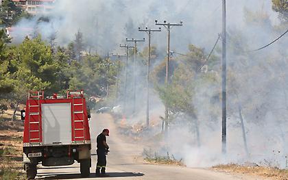 Σε εξέλιξη πυρκαγιά στο Λαύριο