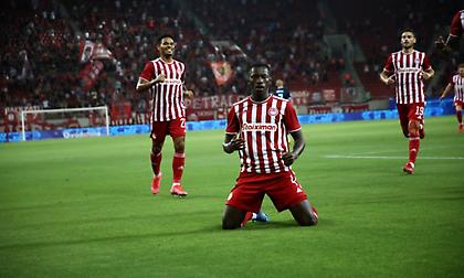 Το… γλυκό πλασέ του Καμαρά για το 1-0 του Ολυμπιακού