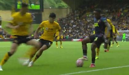 Μυθική ντρίμπλα του Μπεργκβάιν, άδειασε δύο αντιπάλους πάνω στη γραμμή!