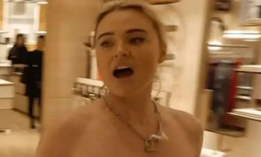 Ακτιβίστρια εισέβαλε ημίγυμνη και καλυμμένη με... αίμα περιόδου σε κατάστημα της Luis Vuitton